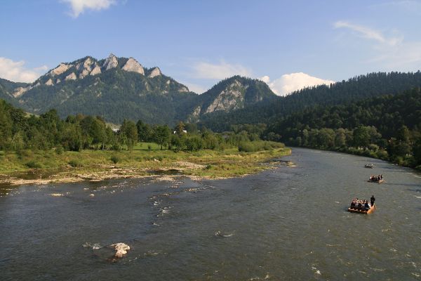 We take a wooden raft for a float down the Dunajec river